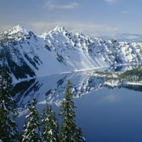 Oregon. Kráter-tó NP, téli hó a Kráter-tó nyugati peremén a Watchman and Hillman Peak poszterrel, John Barger nyomtatása